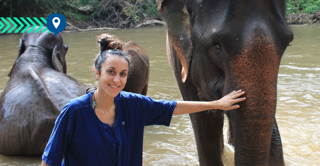 Eva en Tailandia con un elefante